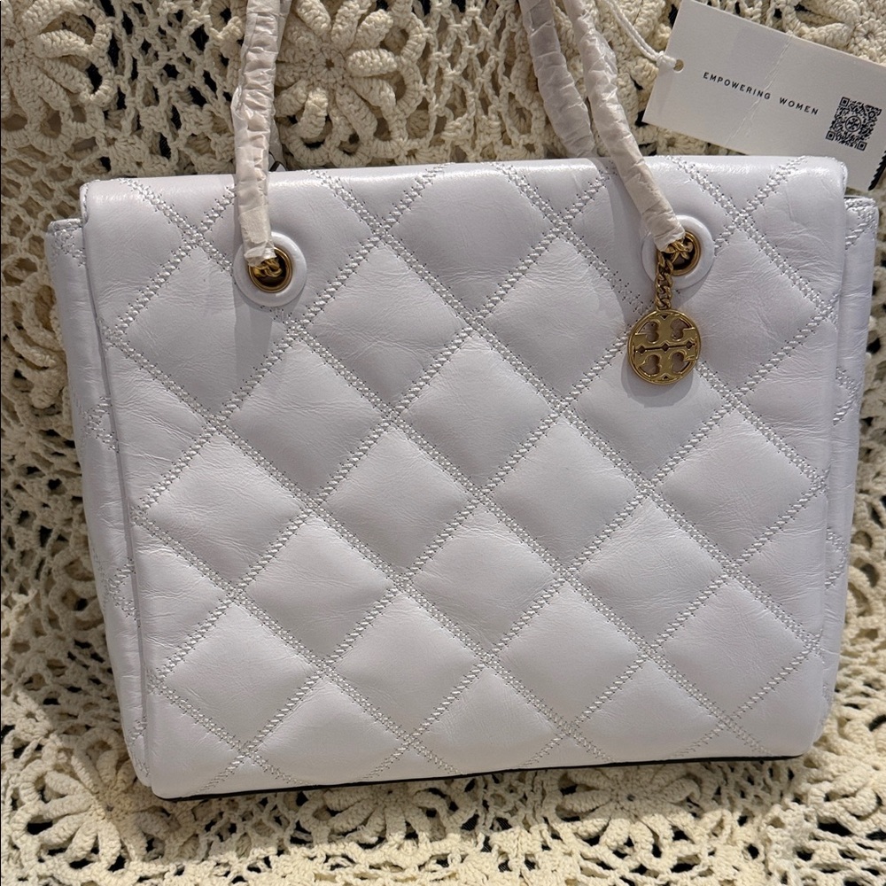 Tory Burch White Quilted Shoulder Bag with Gold Chain - Picture 2 of 8